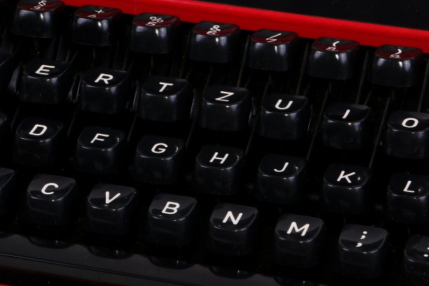 一个旧打字机的黑键的特写图片下载