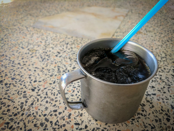 冷水放在不锈钢水杯中冷却。图片下载