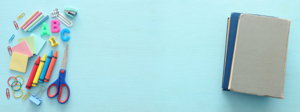 教育与返校理念。木制蓝色背景的文具。俯视图，平放图片下载