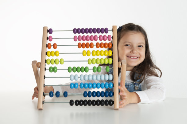 打算盘的小女孩图片下载