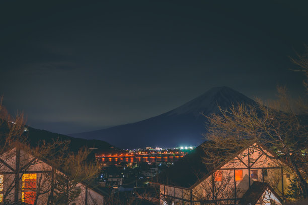 富士山在川口湖晚上从小屋小屋图片下载
