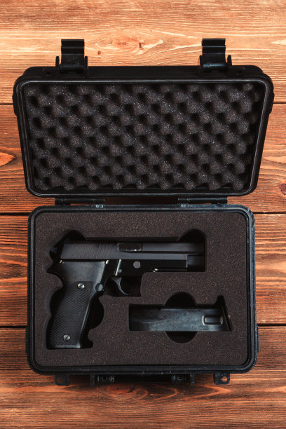 黑枪在箱子里。图片下载