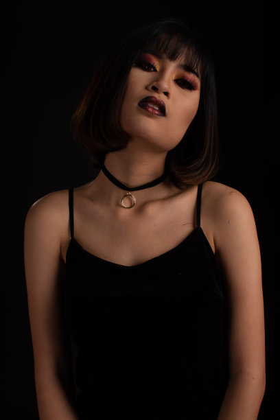 东南亚妇女与黑色背景上的黑色调化妆，肖像照片图片下载