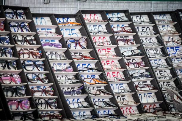 现代光学商店的眼镜陈列柜。在街头市场出售的眼镜。有选择性的重点图片下载