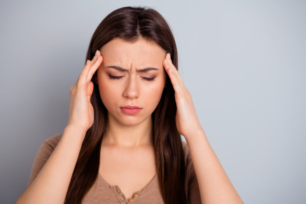 近距离照片美丽的强调她夫人闭上眼睛双手手臂碰寺庙遭受可怕的头疼痛伤害聪明聪明的人穿休闲柔和的套衫毛衣孤立的灰色背景图片下载