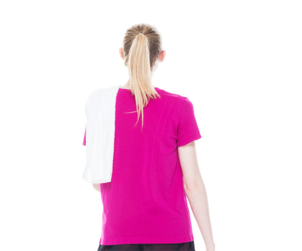 美丽的女性在运动服装-图片下载