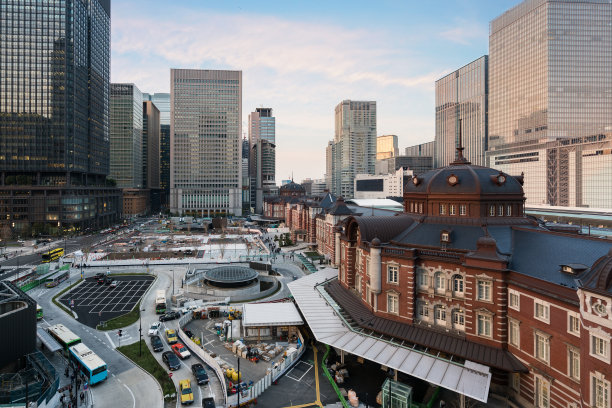 黄昏时的日本城市景观。东京丸之内商业区和东京火车站的高层建筑在日本的傍晚时分。图片下载