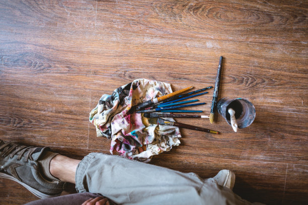 艺术刷子在地板上图片下载