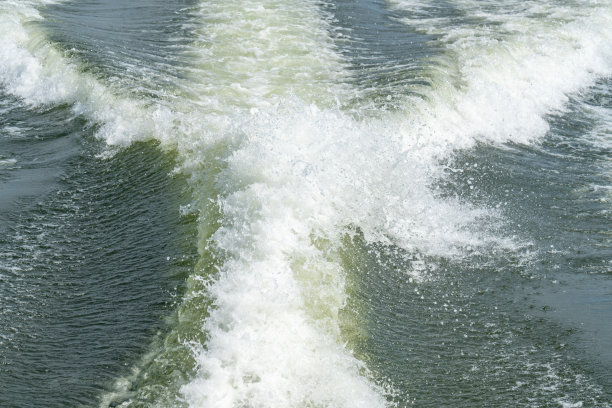 Simcoe湖上帆船的水迹(纹理、溅水和波浪)图片下载