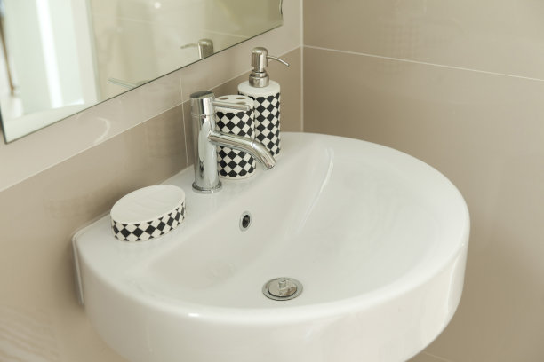 白色水槽，上面挂着镜子图片下载