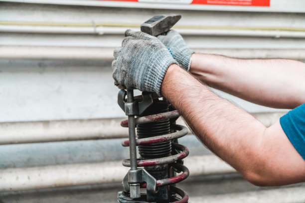 照片修复的一个运行齿轮的汽车手图片下载