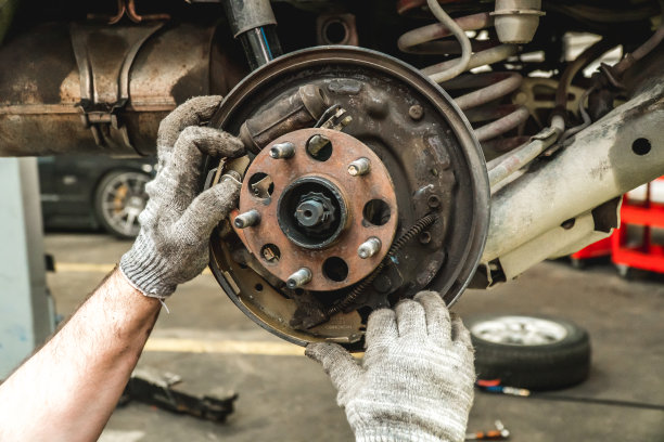 照片修复的一个运行齿轮的汽车手图片下载