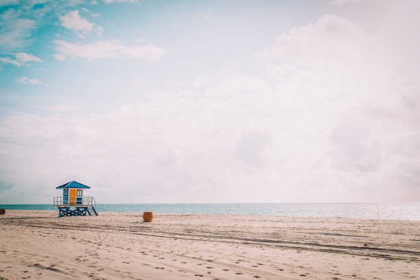 美国佛罗里达热带海滩，配有救生员舱图片下载