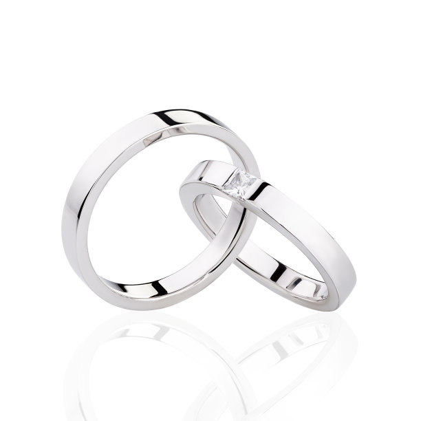 一对银色的结婚戒指孤立在白色的背景上图片下载