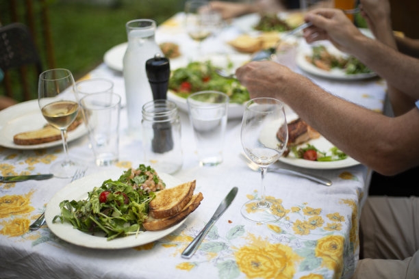 晚餐吃绿沙拉图片下载