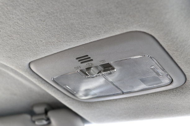 汽车内部照明开关和车门未完全关闭的警告。图片下载