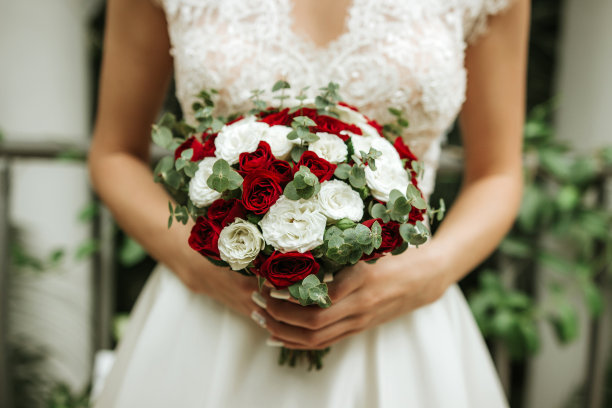 穿着婚纱的女孩，背拿着一束花，婚纱照片，身体图片下载