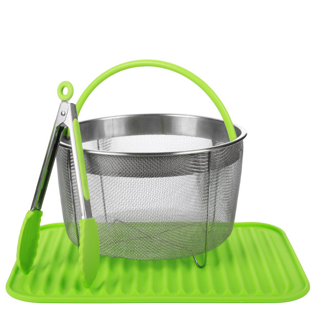 设置厨房-金属篮，大钳和硅胶垫隔离图片下载