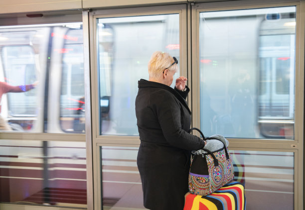 一个成熟的女人在国际机场候机楼里等火车图片下载