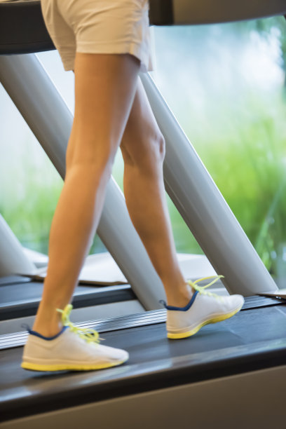 在跑步机上行走的女性图片下载