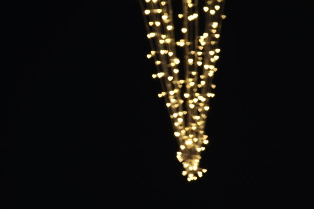 彩色灯饰bokeh白色为装饰情人夜背景壁纸模糊，爱情图片照明心形柔和的夜晚抽象图片下载