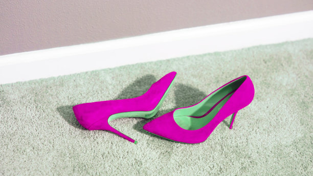 粉红色高跟鞋的女人图片下载