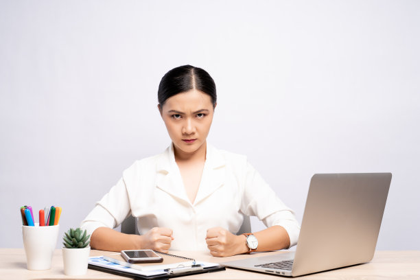 在办公室里工作的愤怒女人因为背景而被孤立图片下载