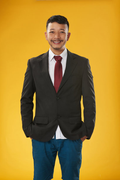 穿着外套和短裤的亚洲人图片下载