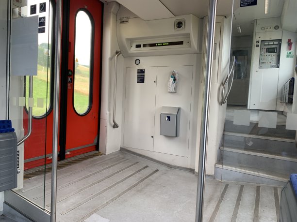 地铁和火车的内部图像图片下载