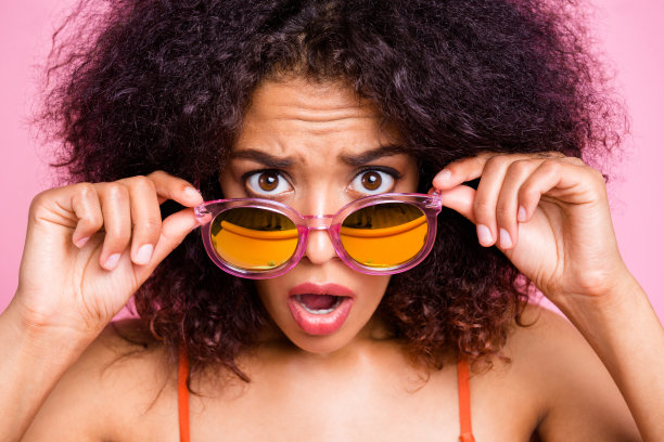 特写照片美丽的她她的黑皮肤女士张开嘴异国的岛屿度假没有地方海边许多人坏消息意想不到穿太阳眼镜橙色泳衣孤立的粉色背景图片下载