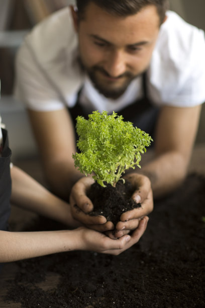 照顾好他的植物。图片下载