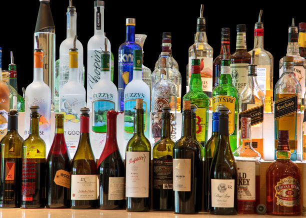 在一家高级餐厅里，一瓶瓶的白酒和葡萄酒排着队。图片下载