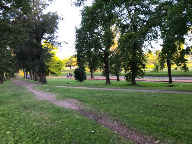 在蒙得维的亚普拉多公园与米格莱特小溪的景观图片下载