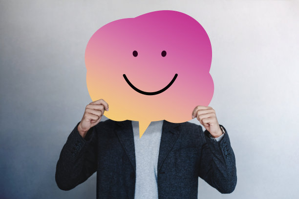 客户体验或人类情感概念。在语音泡泡卡上画线卡通脸表达快乐的男人图片下载