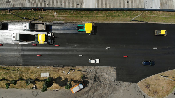 Aeria。道路维修。压路机碾压沥青。前视图。图片下载