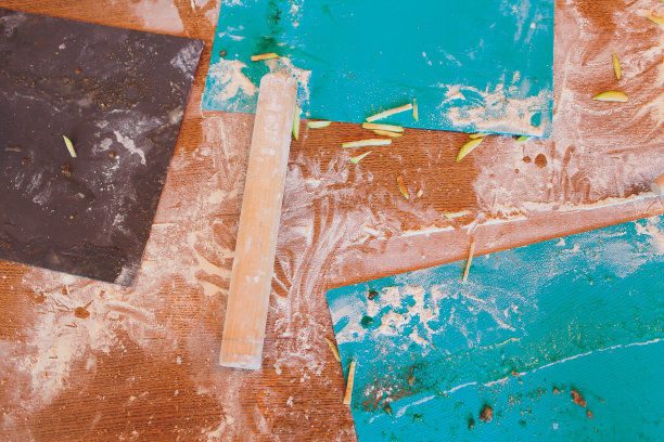 面粉，坚果和烘焙物品的老照片在肮脏的木制办公桌上。咖啡店烘焙产品的组成。副本的空间。图片下载