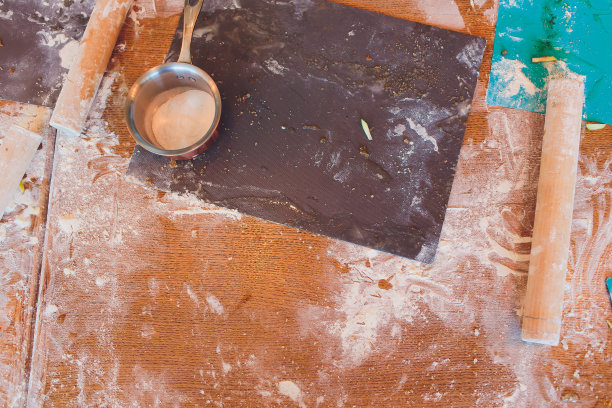 面粉，坚果和烘焙物品的老照片在肮脏的木制办公桌上。咖啡店烘焙产品的组成。副本的空间。图片下载