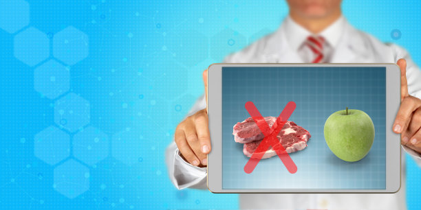 医生正拿着一个数码平板电脑，屏幕上显示着不吃肉，吃苹果的信息图片下载