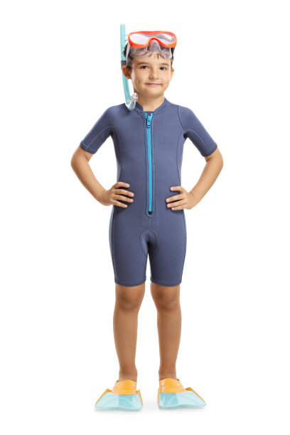 男孩穿着潜水服，戴着潜水面罩，脚蹼摆姿势图片下载