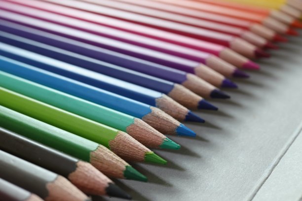 选择对焦彩色铅笔排列在纸盒内图片下载