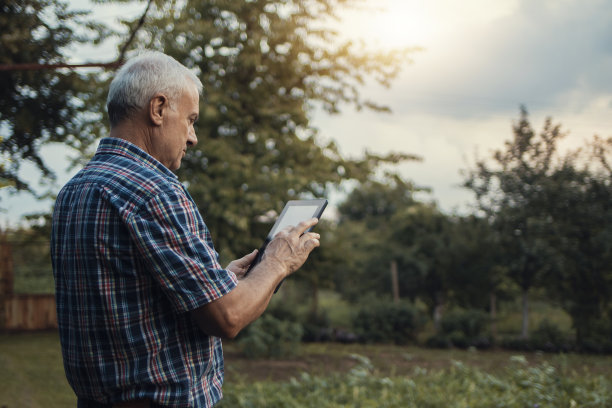 农民使用现代科技图片下载