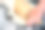 这个女孩在厨房的桌子上揉面团。图片下载