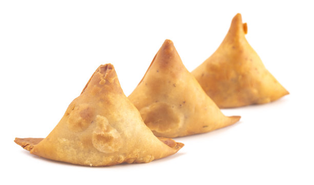 肉填萨莫萨在一个白色的背景图片下载