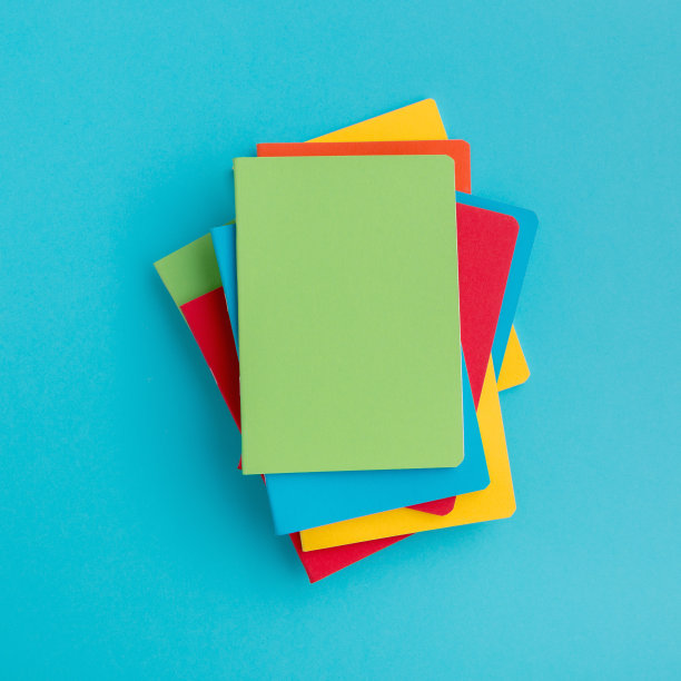 空白笔记本封面上的学校笔记本堆叠。前视图。图片下载