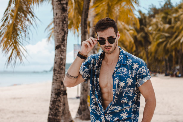 白色沙滩上的帅哥图片下载