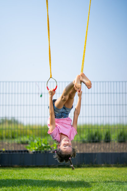 快乐的女孩喜欢在花园里玩环图片下载