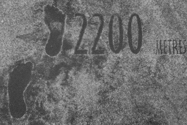 海滩人行道上的脚印图片下载