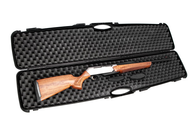 现代半自动猎枪，木质枪托，装在开放的塑料盒里。孤立在白色背景上。图片下载