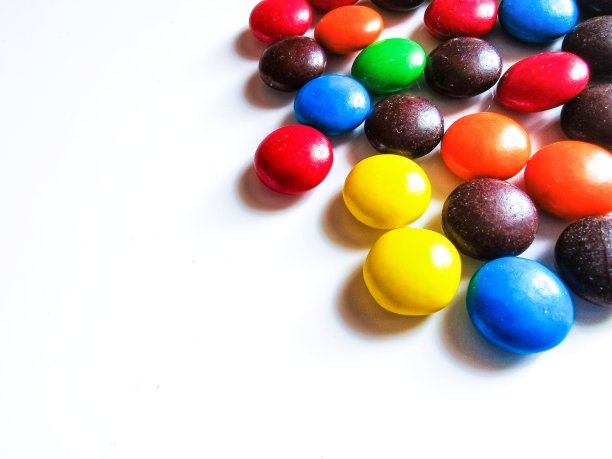 彩色巧克力，白色背景图片下载