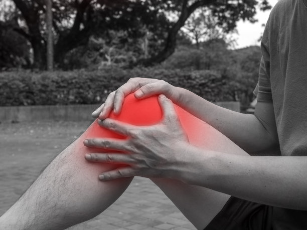 有膝盖疼痛和感觉不好的人用手放在膝盖上，健康的观念。图片下载